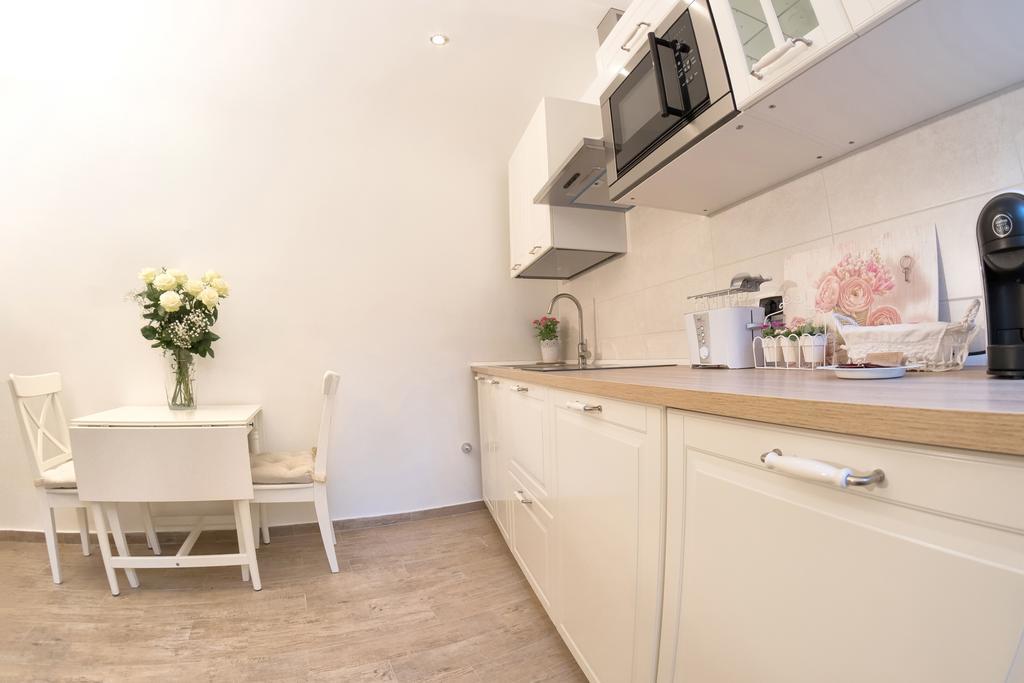 Le Bicocche Di Joyce - Luxury And Parking Nearby Apartment Trieste Bagian luar foto